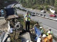 昆楚高速重型貨車沖上自救匝道 車上4人全部死亡