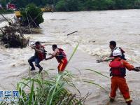 廣西多地遭遇暴雨洪水襲擊 消防用無(wú)人機(jī)參與救援