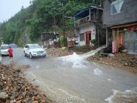 廣西暴雨致多處道路塌方 百余名游客滯留