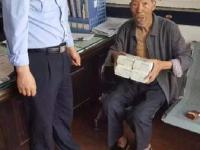 西安83歲拾荒老人撿4000元尋失主