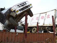 湖北宜昌現(xiàn)“汽車墓地” 報廢車“疊羅漢”