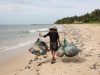 海南八旬老人海邊撿垃圾 凌晨3點打手電出發(fā)