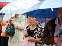 山東泰安大雨來襲 家長堅持雨中候考