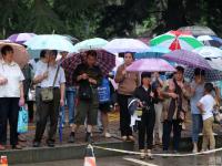 山東泰安大雨來襲 家長堅持雨中候考