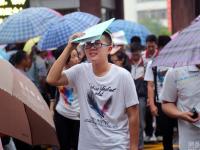 山東泰安大雨來襲 家長堅持雨中候考