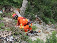 驢友爬山被困山坳 消防官兵“空降”救援