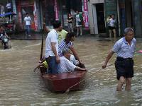 湖南道縣暴雨導(dǎo)致內(nèi)澇 市民劃船出行