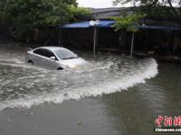 廣西柳州暴雨 數(shù)十輛公交車(chē)被淹沒(méi)