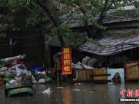 廣西柳州暴雨 數(shù)十輛公交車(chē)被淹沒(méi)