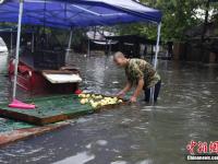 廣西柳州暴雨 數(shù)十輛公交車(chē)被淹沒(méi)