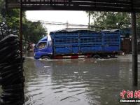 廣西柳州暴雨 數(shù)十輛公交車(chē)被淹沒(méi)