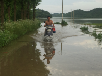 江西鄱陽河堤潰口民居被淹 萬人連夜轉(zhuǎn)移