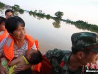 江西鄱陽縣洪水圍村 村民乘木桶自救