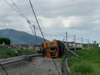 臺灣一火車在花蓮縣出軌翻覆 多名旅客受傷