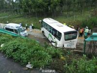 四川一客車撞斷護(hù)欄沖出高速 38人受傷