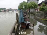 京杭大运河水位上涨 杭州市民下水捞鱼