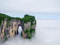 張家界天門山現(xiàn)云海奇觀 山體似“懸浮”空中