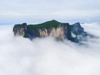 張家界天門山現(xiàn)云海奇觀 山體似“懸浮”空中