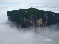 張家界天門山現(xiàn)云海奇觀 山體似“懸浮”空中