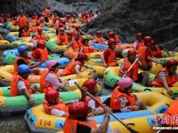 壯觀！河南皮筏艇擠滿水面 河道成“造船廠”