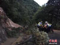 江西廬山現(xiàn)8級以上雷雨大風 公路發(fā)生山體滑坡