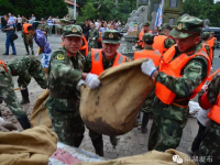 太感動(dòng)了！巢城西壩口再現(xiàn)軍民一家親