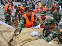 太感動(dòng)了！巢城西壩口再現(xiàn)軍民一家親