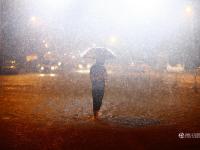 武漢再遭100毫米以上強暴雨 雨滴密如珠簾