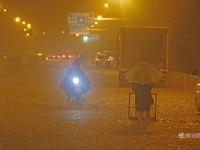 武漢再遭100毫米以上強暴雨 雨滴密如珠簾