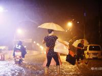 武漢再遭100毫米以上強暴雨 雨滴密如珠簾