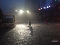 武漢再遭100毫米以上強暴雨 雨滴密如珠簾