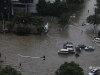 武漢再遭100毫米以上強暴雨 雨滴密如珠簾