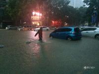 武漢再遭100毫米以上強暴雨 雨滴密如珠簾