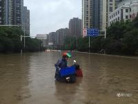 武漢再遭100毫米以上強暴雨 雨滴密如珠簾