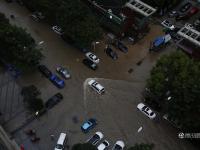 武漢再遭100毫米以上強暴雨 雨滴密如珠簾