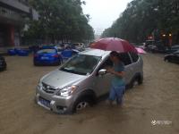 武漢再遭100毫米以上強暴雨 雨滴密如珠簾