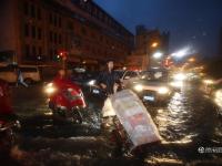 武漢再遭100毫米以上強暴雨 雨滴密如珠簾