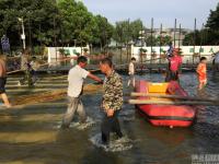 武漢湯遜湖淹水 路面開始鋪設(shè)臨時(shí)人行棧道