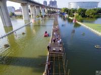 武漢湯遜湖淹水 路面開始鋪設(shè)臨時(shí)人行棧道