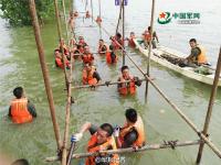 子弟兵在齊腰深水中搭“便民橋”