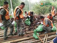 子弟兵在齊腰深水中搭“便民橋”