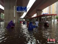 鄭州暴雨致路面積水嚴(yán)重 行人如過(guò)河