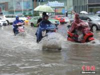 鄭州暴雨致路面積水嚴(yán)重 行人如過(guò)河