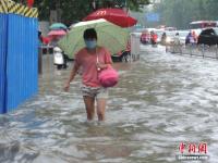 鄭州暴雨致路面積水嚴(yán)重 行人如過(guò)河