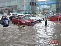 鄭州暴雨致路面積水嚴(yán)重 行人如過(guò)河