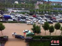 鄭州暴雨致路面積水嚴(yán)重 行人如過(guò)河