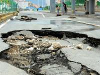 蘭州遇今年最強降雨 一主干道路面塌陷