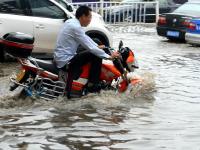 蘭州遇今年最強降雨 一主干道路面塌陷