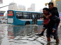 蘭州遇今年最強降雨 一主干道路面塌陷