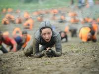 都市白領(lǐng)參加魔鬼挑戰(zhàn)賽 美女“鐵人”不輸男